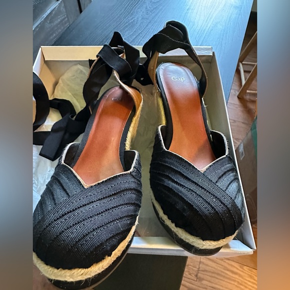 GAP size 8 wedge Black, tan, jute - Picture 3 of 6